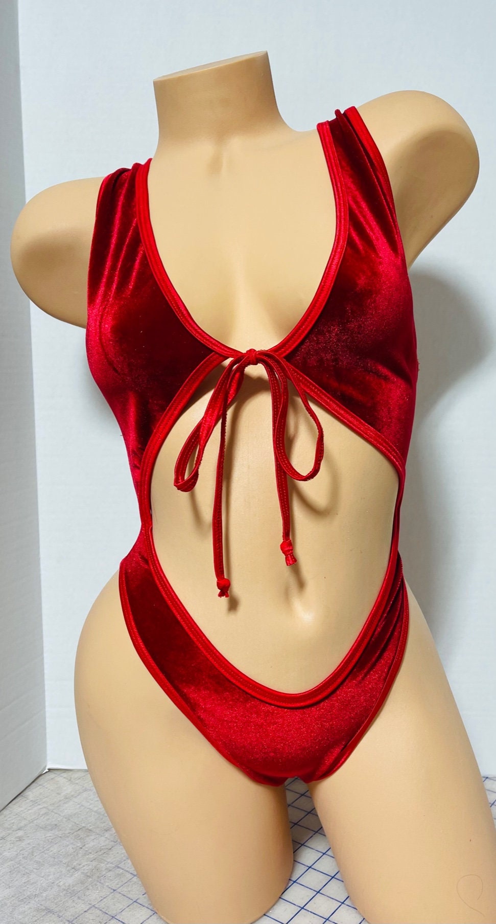 Monokini de terciopelo de una pieza con tanga